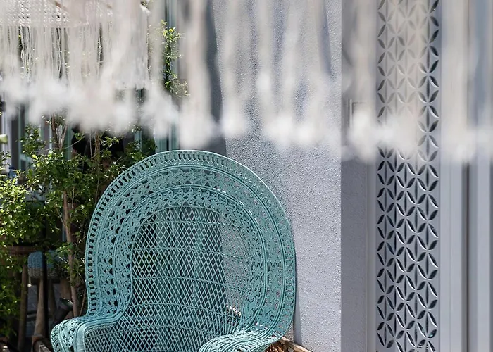 Nyx Chic Manor Hotel