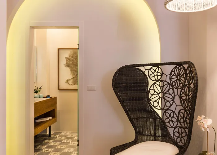 Nyx Chic Manor Hotel