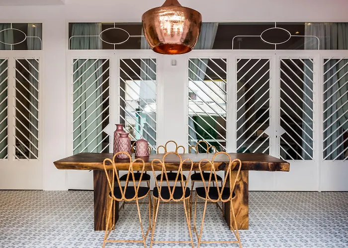 Hotel Nyx Chic Manor