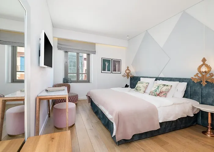 Nyx Chic Manor Hotel