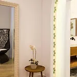 Hotel Nyx Chic Manor 3*