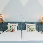 Отель Nyx Chic Manor 3*