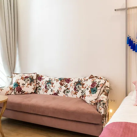 Nyx Chic Manor Hotel